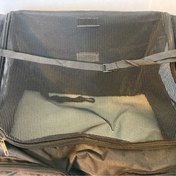 PET CARRIER MULTI POCKET MESH OVER SHOULDER STRAP - Picture 3 of 8